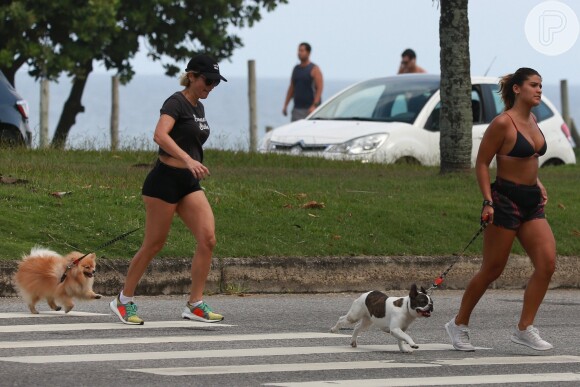 Flávia Alessandra e a filha, Giulia Costa, aproveitaram o Dia do Trabalho para correr em praia carioca