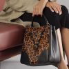 Tendência para o Dia das Mães: a bolsa "Renata" da Arezzo tem estampa de leopardo na parte da frente para looks mais estilosos