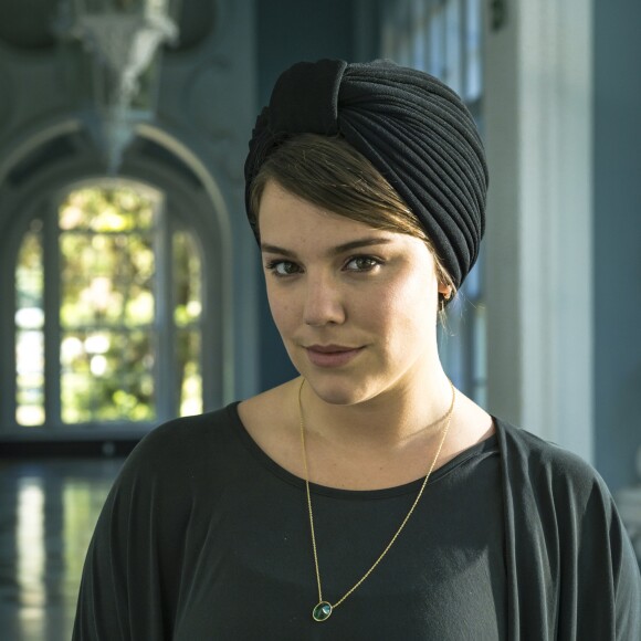 Dalila (Alice Wegmann) ameaça Jamil (Renato Góes) após saber da morte do pai na novela 'Órfãos da Terra'