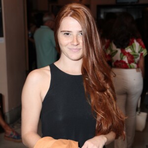 Mariah Rocha combina vestido e tênis All Star para evento