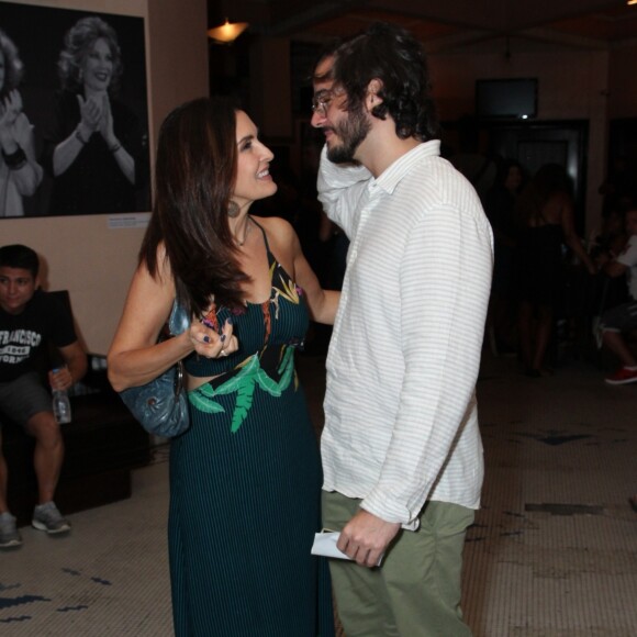 Fátima Bernardes e Túlio Gadêlha conversam ao serem clicados no Teatro Municipal Carlos Gomes, na Praça Tiradentes, Centro do Rio de Janeiro