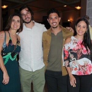 Fátima Bernardes e Túlio Gadêlha estiveram acompanhados por amigos em teatro