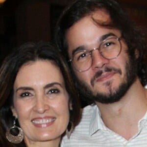 Fátima Bernardes explicou o anel que vem usando na mão direita por conta de seu relacionamento com Túlio Gadêlha: 'Um ano e meio de namoro'
