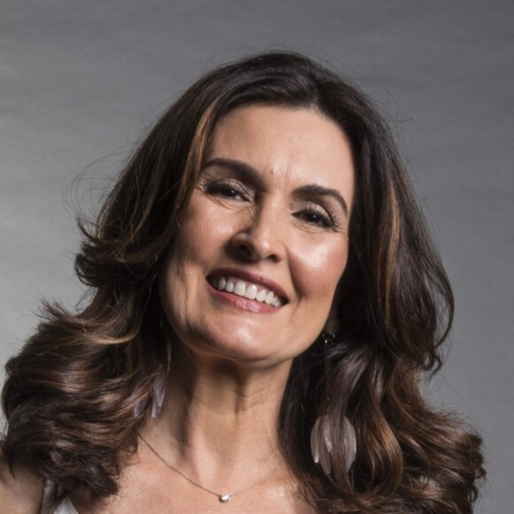 Fátima Bernardes reagiu com bom humor ao ser questionada pelo anel que está usando por conta do seu namoro com Túlio Gadêlha: 'O nome que você quiser dar. É um anel que vai ficar aqui'