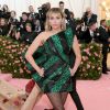 Miley Cyrus bem que tentou, mas seu vestido geométrico Yves Saint Laurent não estava extravagante o suficiente para o baile do MET, que esse ano tinha a opulência como tema