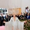 Celine Dion estava incrível com seu Oscar de la Renta pratacom brilho metalizado todo franjado com um super decote. O acessório de cabeça estava extravagante e a diva estava no tema!
