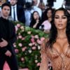 Kim Kardashian optou por um look ultra sexy que fazia alusão à roupa molhada. O vestido vintage do estilista Thierry Mugler dava a ideia que a cebelebridade tinha acabado de sair de um mergulho no mar