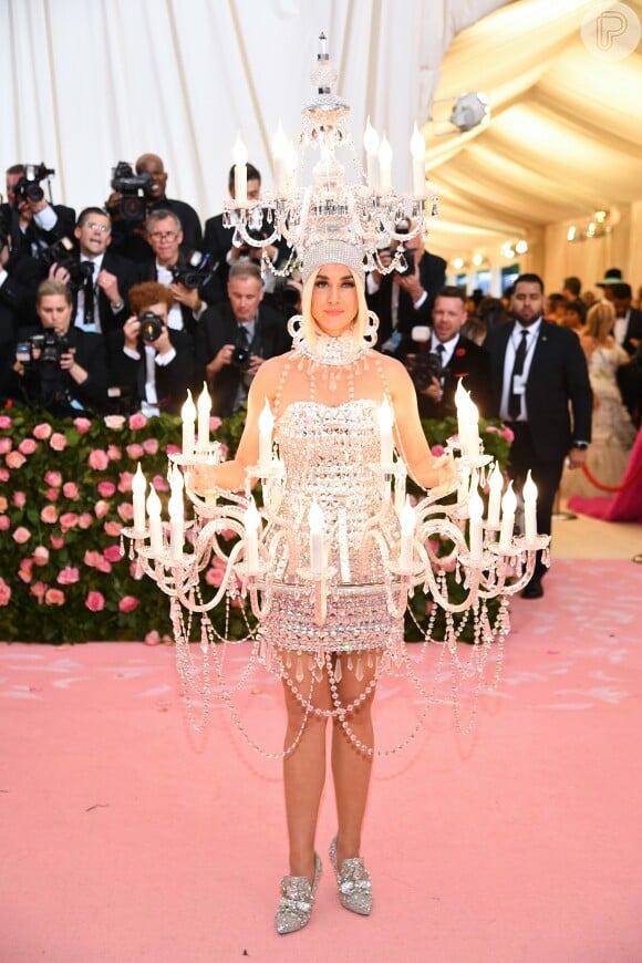 Katy Perry incorporou um candelabro com velas acesas e tudo para o baile do MET 2019. Essa levou o exagero ao pé da letra