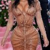 Detalhe do vestido de Kim Kardashian: curvas todas delineadas