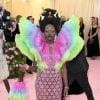 Lupita Nyong'o foi completamente extravagante em um vestido com mangas estruuradas cheia de babados e colorida. A saia do vestido foi toda handmade com estrelas brilhantes. Uma verdadeira visão dentro do tema