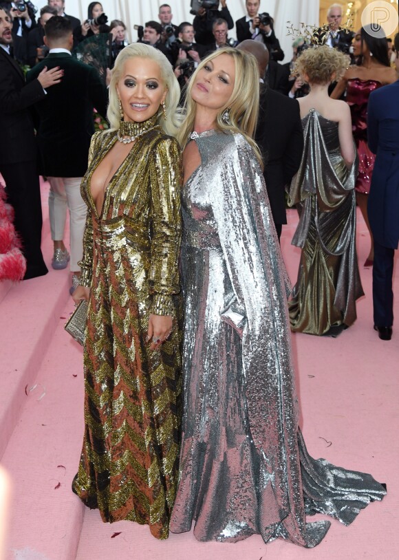 Dupla metalizada: Rita Ora de dourado e Katie Moss de prata com direito a capa. Um luxo!