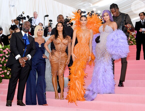 É claro que não poderia falta os looks do clã Kardashian-Jenner: Kim foi ultra sexy, Kendall e Kylie Jenner foram bem apropriadas com muitas plumas para o baile e mommy Kris Jenner usou uma capa com babados e sombra azul, bem colorida