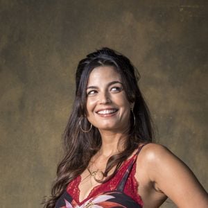 Zuleika (Emanuelle Araújo) vai se casar com Almeidinha (Danton Mello) na novela 'Órfãos da Terra'.