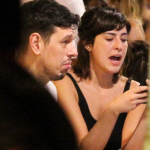 Fernanda Paes Leme protagoniza beijão em João Vicente de Castro em premiação