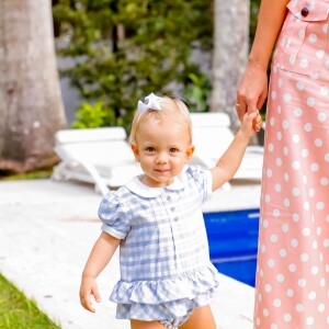 Manuela deu um show de fofura ao posar com a mãe, Eliana