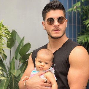 Arthur Aguiar sempre compartilha fotos com a filha, Sophia, na web