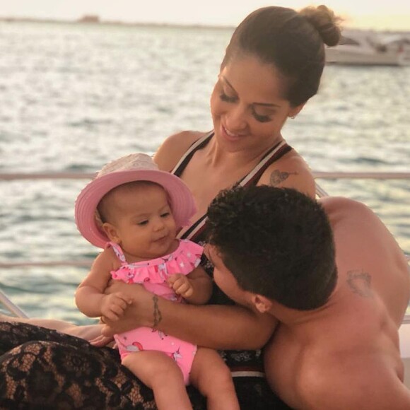 Arthur Aguiar é casado com Mayra Cardi, com quem tem Sophia