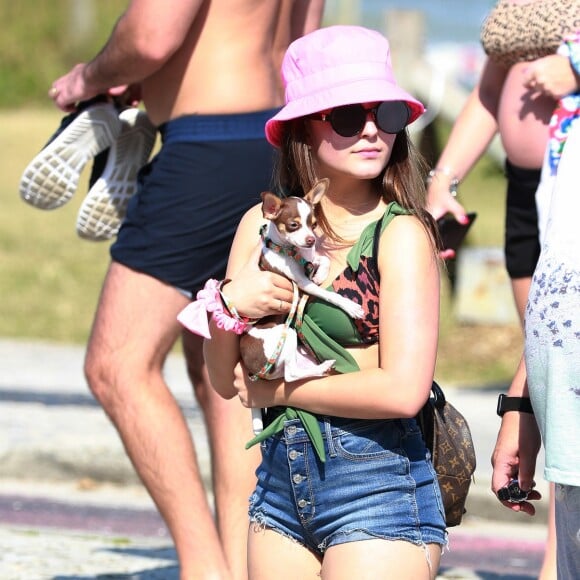 Larissa Manoela curte passeio com seu cachorro