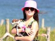 Larissa Manoela curte praia com os pais e o cachorro no Rio de Janeiro. Fotos!