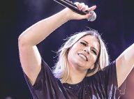 Blazer de paetê e calça destroyed: look de Marilia Mendonça em show no interior