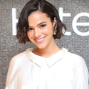 Bruna Marquezine se diverte com músicas de sofrência em festa vizinha