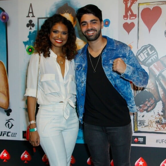 Aline Dias elegeu look elegante total white para assistir ao UFC 237