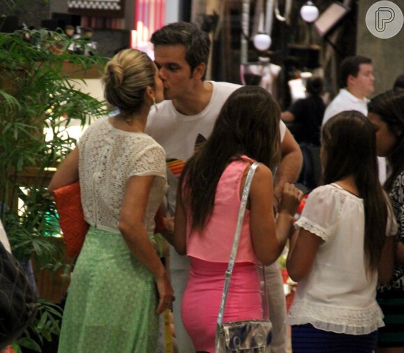 Flávia Alessandra adora passear com a família, o marido, Otaviano Costa, e a filha mais velha, Giulia, por shopping