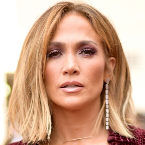 Filha de Jennifer Lopez surpreende mãe em ensaio e mostra talento ao cantar