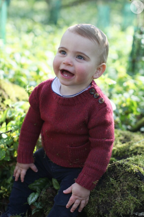Louis, de 1 ano, já está andando e subiu no topo de um escorrega sem a mãe, Kate Middleton notar