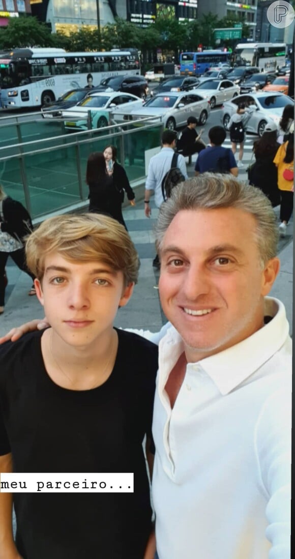 Luciano Huck postou foto ao lado do filho Joaquim, de 14 anos, na Coréia do Sul