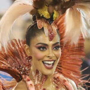 Juliana Paes deixou o cargo de rainha de bateria da Grande Rio após dois carnavais