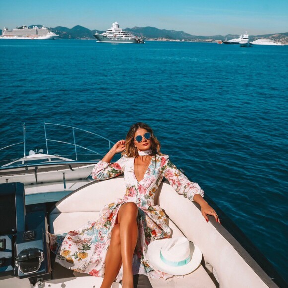 Thássia Naves de look floral na Riviera Francesa