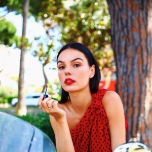 Ísis Valverde de look assimétrico de bolinhas em Cannes