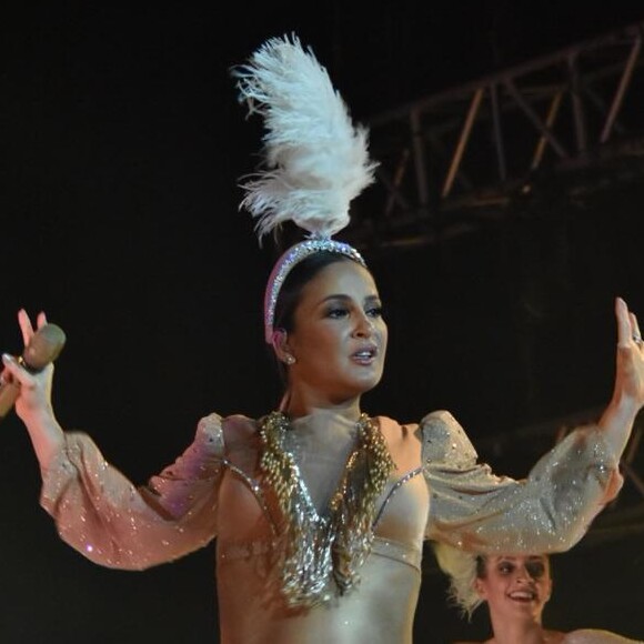 Claudia Leitte deixou à mostra a barriguinha de grávida durante show em Pernambuco