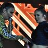 Ivete Sangalo brincou com a barriguinha de gravidez de Claudia Leitte durante show em Olinda, na madrugada deste domingo, 19 de maio de 2019