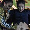 Ivete Sangalo fez carinho na barriga de sete meses de gravidez de Claudia Leitte durante show em Olinda, na madrugada deste domingo, 19 de maio de 2019
