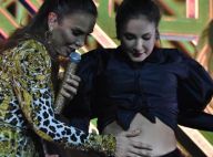 Ivete Sangalo acaricia barriga de grávida de Claudia Leitte em show. Fotos!