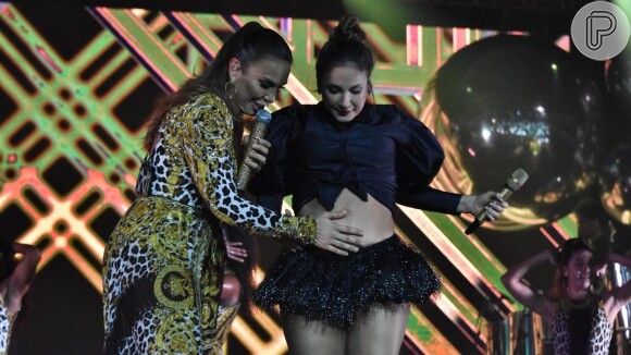 Ivete Sangalo fez carinho na barriga de sete meses de gravidez de Claudia Leitte durante show em Olinda, na madrugada deste domingo, 19 de maio de 2019