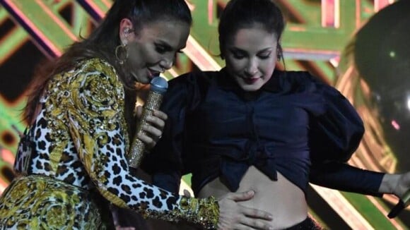 Ivete Sangalo acaricia barriga de grávida de Claudia Leitte em show. Fotos!