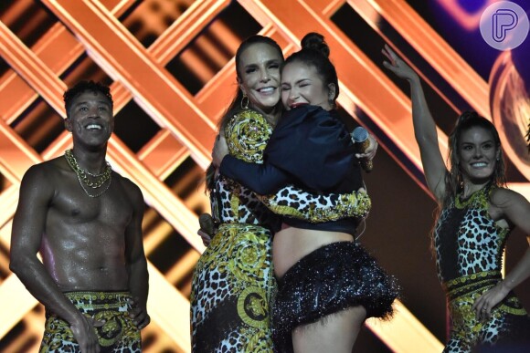 Claudia Leitte ganhou o carinho de Ivete Sangalo durante show em Olinda, na madrugada deste domingo, 19 de maio de 2019