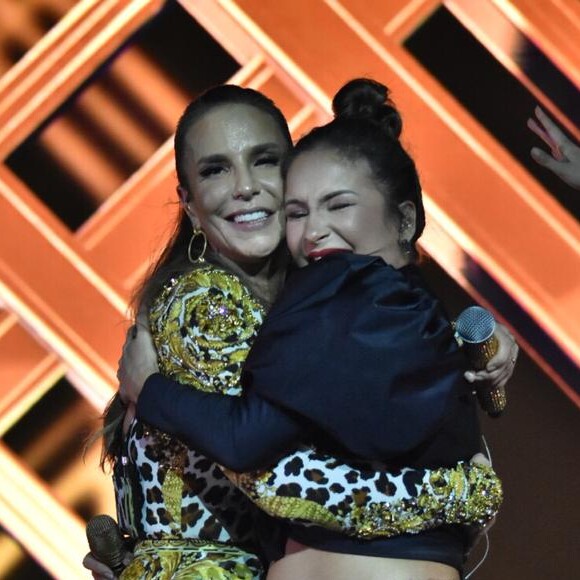 Claudia Leitte ganhou o carinho de Ivete Sangalo durante show em Olinda, na madrugada deste domingo, 19 de maio de 2019