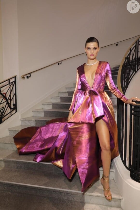 Maquiagem de Cannes: Isabeli Fontana usou batom rosa queimado para combinar com o look