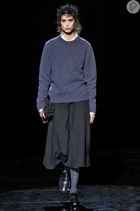 Suéter básico é tão atemporal quanto fashion. Em visual tomboy de Marc Jacobs 