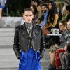 Jaqueta de couro com pegada oitentista da Louis Vuitton lembra um pouco as Paquitas