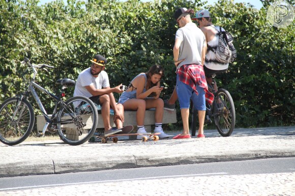 Bruna Marquezine e o grupo de amigos descansa na orla da praia da Barra, no Rio