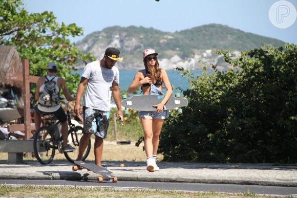 Bruna Marquezine caminha ao lado de amigo na orla da praia da Barra da Tijuca, ne Zona Oeste do Rio