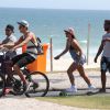 Bruna Marquezine se diverte ao andar de skate com amigos na orla da praia da Barra da Tijuca, na Zona Oeste do Rio de Janeiro, em 9 de outubro de 2014