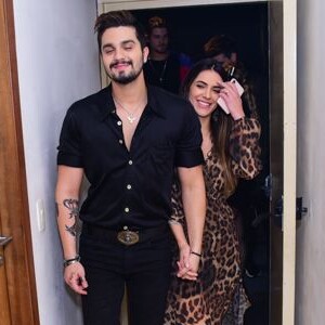 Jade Magalhães usa vestido de oncinha para curtir show com Luan Santana