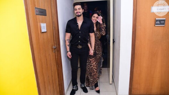 Jade Magalhães usa vestido de oncinha para curtir show com Luan Santana