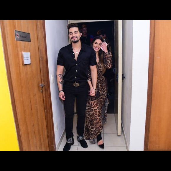 Jade Magalhães usa vestido de oncinha para curtir show com Luan Santana